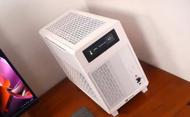 白色机箱自带小屏幕，装出高颜值主机，性能强到飞起？