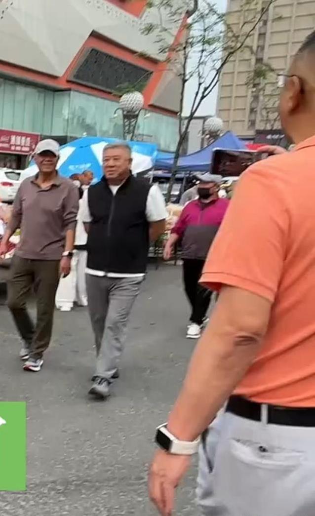 程煜早市逛得欢68岁仍精神，物流大佬付长明拍视频，交情藏多深？