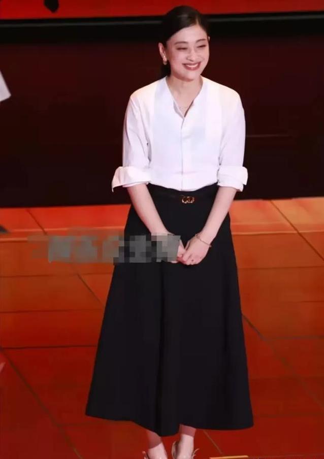 梅婷50岁回京秒变少女，老公曾剑紧牵手，她笑得像30岁？