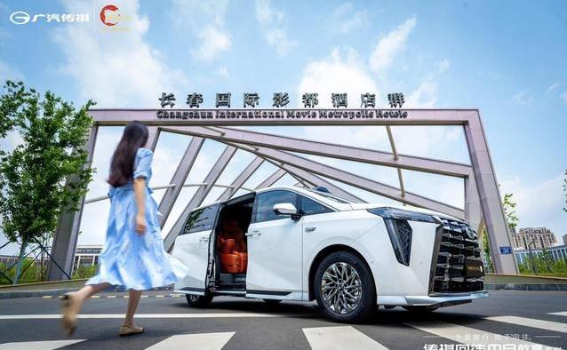 长春6月22日，M8乾崑惊艳亮相美术馆，豪华座椅让人不想下车