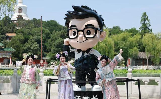 任贤齐公仔站上北海，五月天彩球飘湖面，演唱会前北京先火了