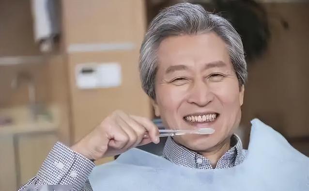 80岁啃排骨不费劲，50岁却戴假牙？医生揭秘牙齿真相