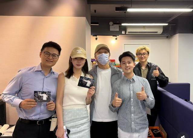 63岁周星驰片场过生日，蛋糕小得心酸，林允10年祝福不缺席