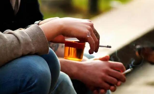 久坐熬夜还爱咸菜？5个习惯伤心脏，改掉能救命