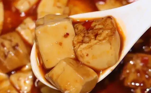 麻婆豆腐香飘百年，川渝两地争正宗，谁家味道更胜一筹？