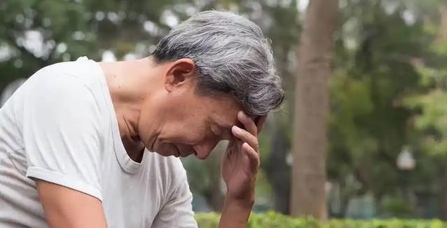 久坐熬夜还爱咸菜？5个习惯伤心脏，改掉能救命
