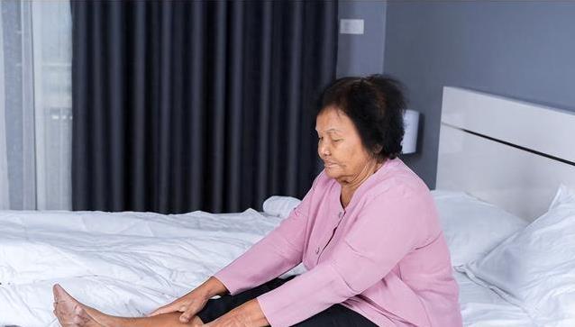 腿软走不动只因老了？4种隐藏疾病，查清楚再锻炼