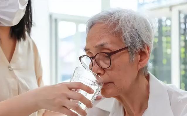 夏天喝冰可乐爽翻天？医生警告：4种饮料伤血管
