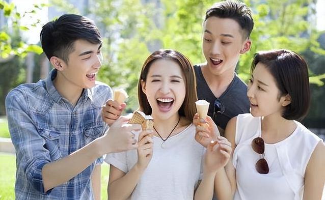 高温吃雪糕险丢命，医生警告这3件事别碰，喝水才最稳