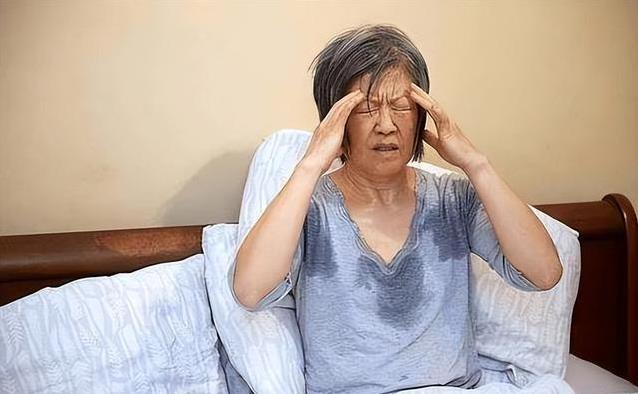 家中突发中暑，七旬老人倒地！高温天如何护老？