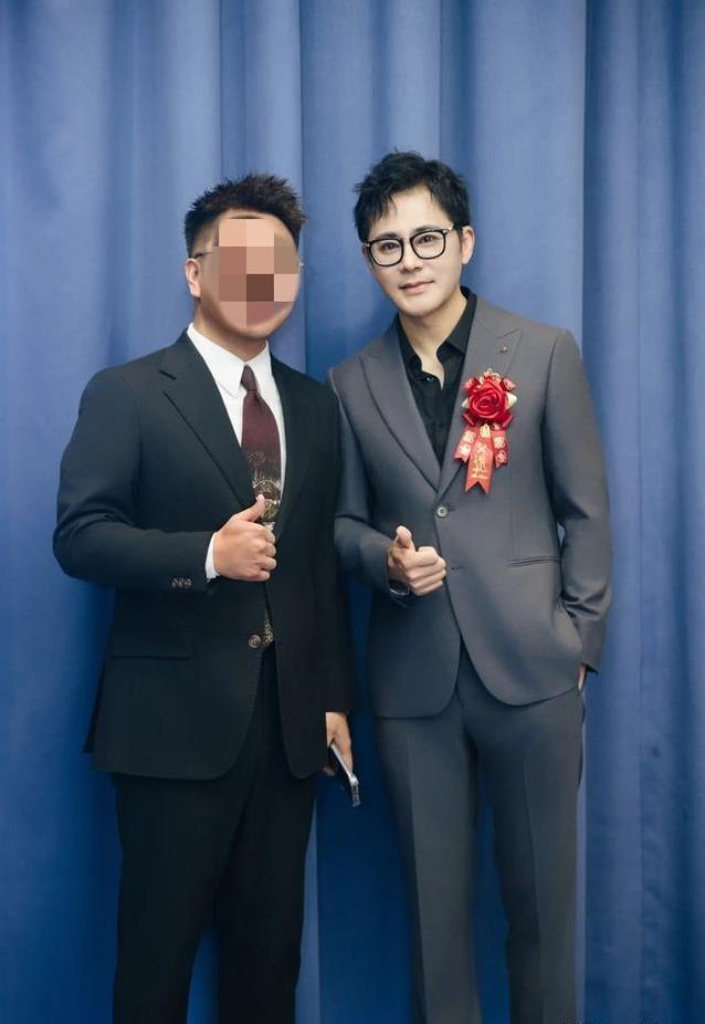 宗峰岩52岁当公公，儿子婚礼帅翻全场，父子同框谁更抢镜？