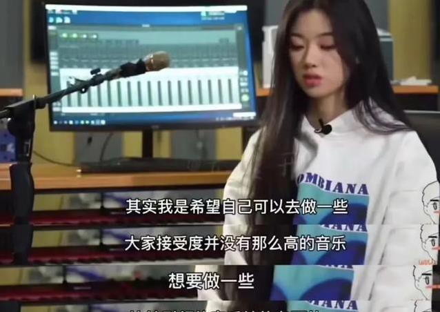 沈梦辰单依纯涂口红甜蜜“亲亲”，网友笑问：今晚还回家吗？