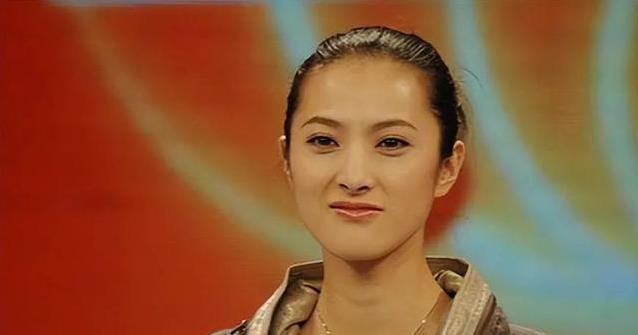 和靳东分手嫁普通人，45岁却成公主，她咋做到的？