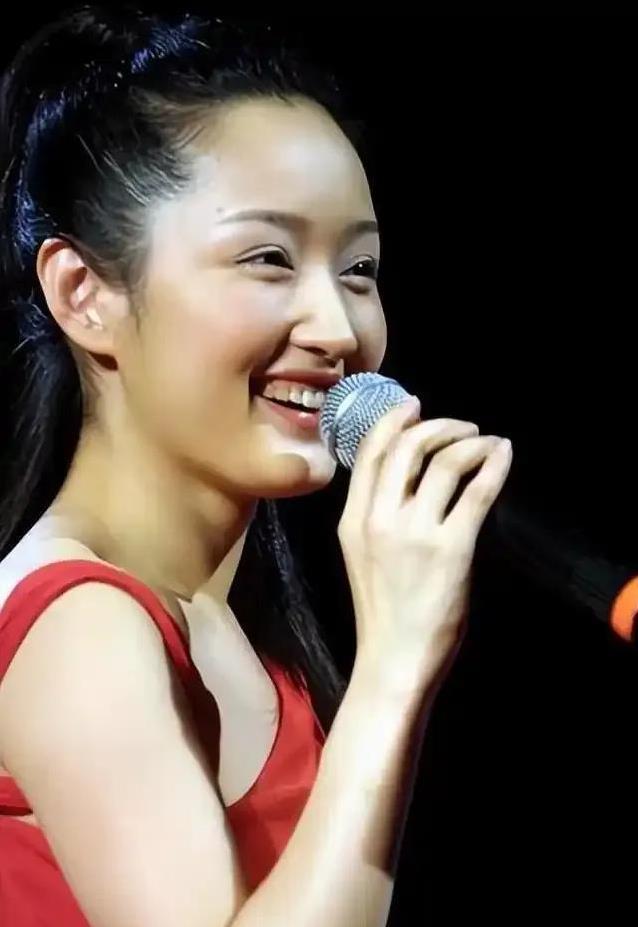 53岁杨钰莹同学聚会惊艳全场，身材脸蛋完胜同龄人，她咋做到的？