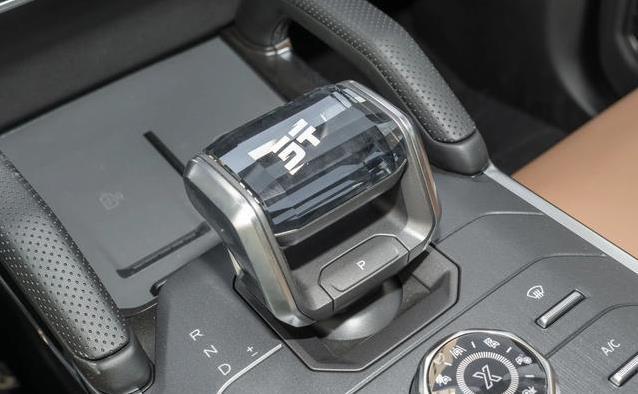 10万买越野神车？捷途旅行者硬刚路虎，性能翻倍价格砍半！