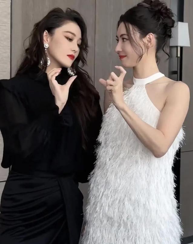 张馨予英气惊艳，张柏芝甜美抗老，她俩合影谁更美？