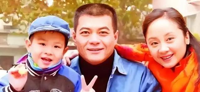 王新军前妻独自养子，秦海璐生9斤胖小子，差距让人唏嘘