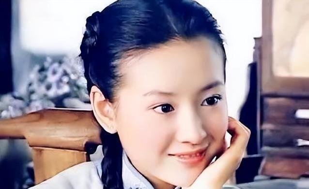 董洁从女神跌落谷底，靠直播翻身，如今在阿那亚开店当老板娘？