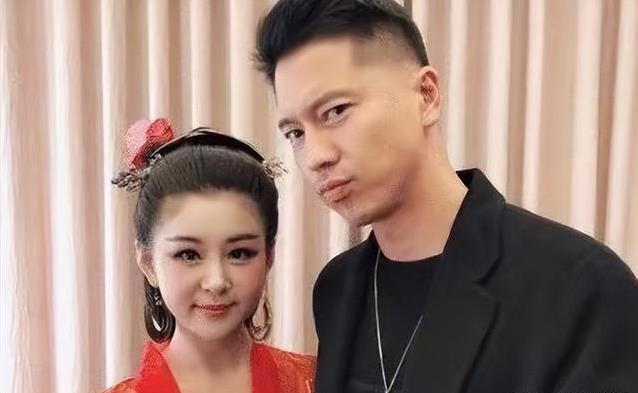 “西北锤王”跑龙套八年，李小萌不离不弃，他们咋恩爱19年？