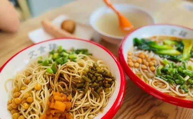 保定美食有多香？驴肉火烧一口难忘，你敢来尝吗？