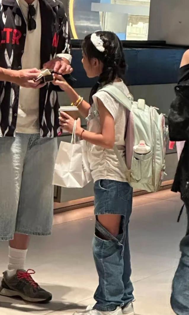 贾静雯50岁美如少女，成都街头带娃逛街，咘咘波妞谁更惊艳？