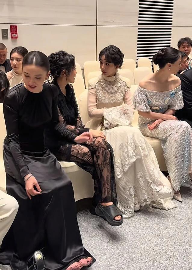 宋佳后台光脚嫌鞋疼,闫妮悠闲穿拖鞋,哪个女星更真实?_新闻看看