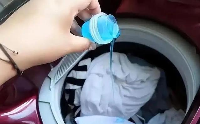 洗衣液闻着香皮肤却痒？含这成分是祸首，赶紧换掉才安心