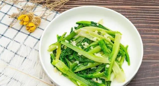 油麦菜炒2分钟就够？揭秘清脆口感，3招做出全家抢着吃