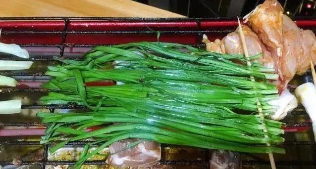 一把韭菜也能成大菜？3步烤出香脆味，比肉串还抢手！