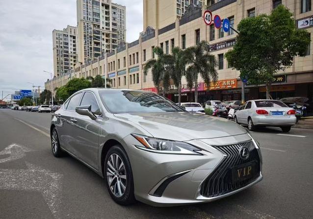 20万买雷克萨斯ES，四年仅跑6万公里，真香还是有坑？