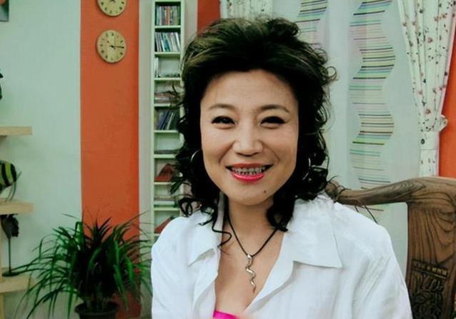 她唱红豫剧却被奶奶收回艺名，离婚风波后仍站春晚，凭啥还敢唱？