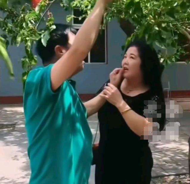 高秀敏去世20年后，77岁何庆魁新恋情曝光，甜蜜喂果子羡煞旁人