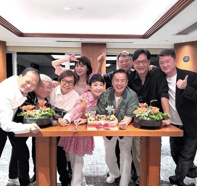 谭咏麟75岁生日大聚会，陈百祥意外现身，50年友情破冰了吗？
