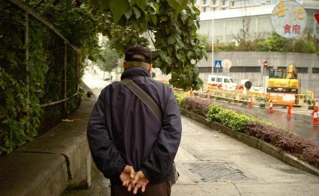 老人背手走路真能防摔倒?科学数据揭秘背后原因_新闻看看