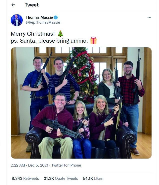 美国一议员晒全家持枪圣诞合照 每人持一把枪“微笑着摆开姿势”