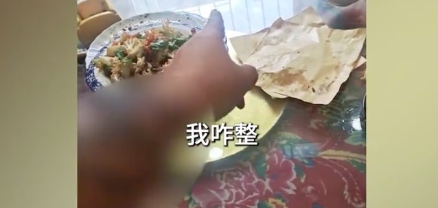 7名大爷就餐后将碗筷一并打包带走，店主：牙签盒也顺走，损失不多但头一回见