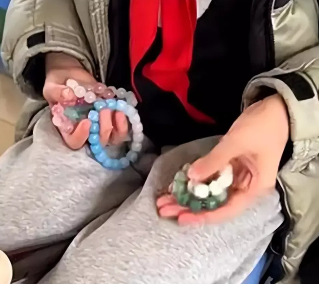 小学生开始流行盘手串 称这种方式比较解压