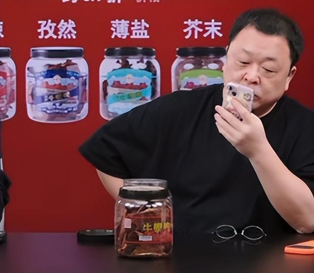 罗永浩向贾国龙重新开战：我看你智力有问题 预制菜争议再升级