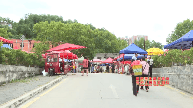 小区内出现集市是烟火气还是惹人气 业主意见分歧引发争论
