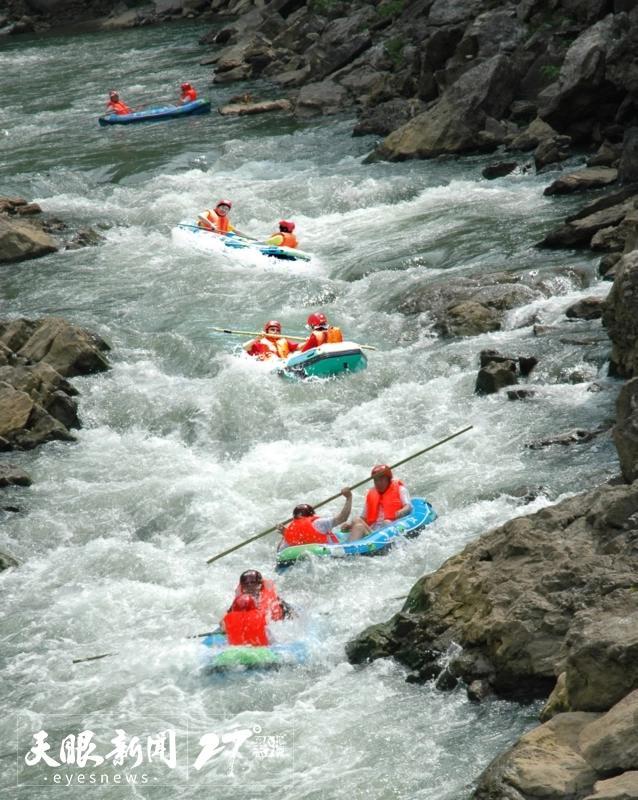 贵州持续引爆夏日“清凉经济” 峡谷漂流成热门选择