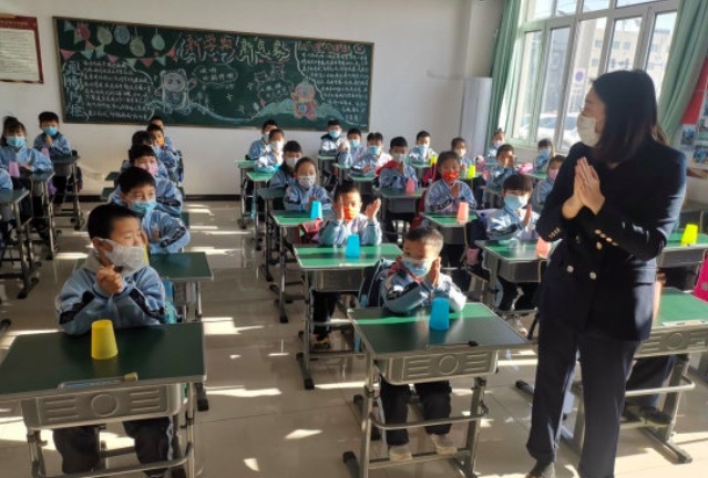 师生王人跳“课桌舞”元气满满 