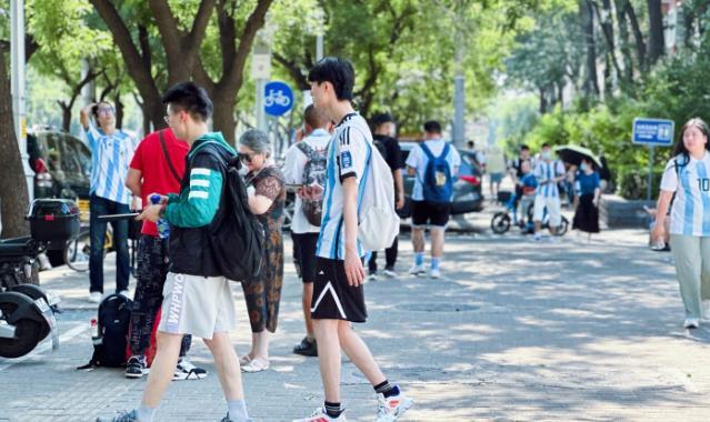 球迷在工体外狂喊梅西 阿根廷队的人气再度暴涨