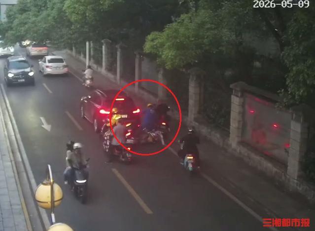 男子骑电动车追尾价值百万小车逃逸
