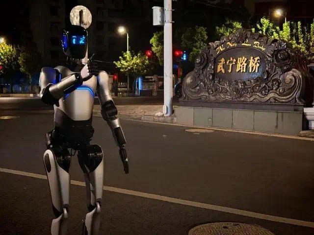 智元远征A2机器人在上海武宁路桥