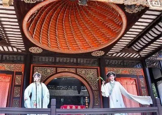中國獨有絕美古建築，台上餘音繞梁，台下觀者如織