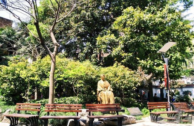 上海闹市中的袖珍公园，居然有座日本人的铜像！