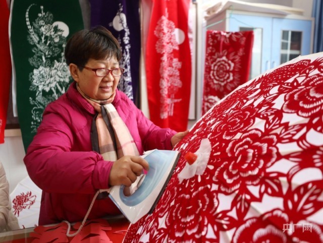 剪纸遇上旗袍 让传统艺术“活”起来