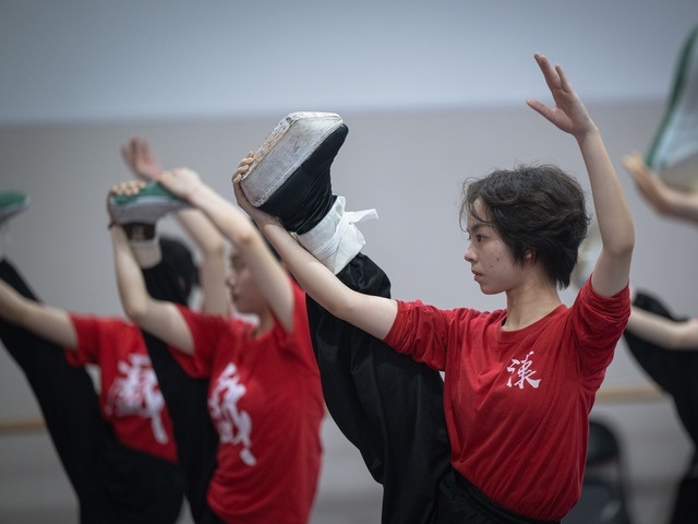 2023年10月，青年汉剧演员在湖北省戏曲艺术剧院练功。（新华社发）