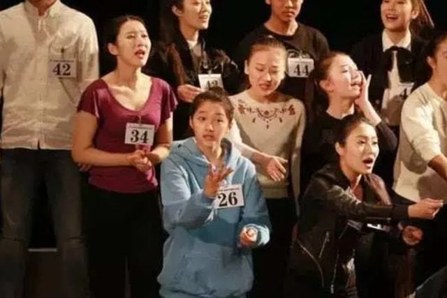 关晓彤考编已过，肖战仍在备考第一学历亮眼