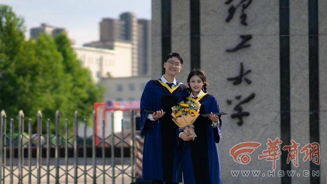 毕业典礼一对硕士给校长发糖 恋爱7年已领证